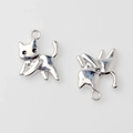 Vue détaillée de deux pendentifs chat en alliage argenté poli pour la création de bijoux - Argent