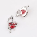 Dettaglio di ciondoli a cuore in resina rossa con cornici in metallo fluido per gioielli - Base Argento Pietra Rossa 2