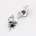 Dettaglio macro di ciondoli a cuore argento fluido con intarsio nero per gioielli fai da te - Base Argento Pietra Nera 2