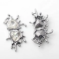 Detail von Herzanhängern aus Flüssigmetall mit Kristallen für DIY-Schmuck und Schuhe - Matt Silber Weiß Strass