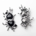 Detail von Gothic Herz-Anhängern aus flüssigem Metall mit schwarzen Kristallen und Textur - Matt Silber Schwarz Strass