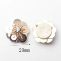 Detailweergave van een 29 mm champagne gouden pailletten bloem patch met diamant midden - Stijl 03 29mm
