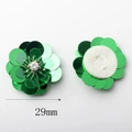 Detail van 29mm groene paillettenbloemen met kralen en vilt aan de achterkant voor DIY - Stijl 04 29mm