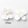Detailoverzicht van handgemaakte iriserende witte bloem van 29mm met imitatieparel - Stijl 05 29mm