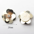 Detail van 26 mm iriserende pailletten bloemenpatch met strass-midden en vilten achterkant - Stijl 06 26mm