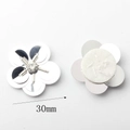 Detail van voor- en achterkant van 30mm pailletten bloem met strass en viltbasis - Stijl 09 30mm