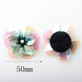 Detailweergave van de iriserende pailletten bloem patch met 50mm maataanduiding - Stijl 10 50mm