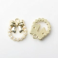 Dettaglio di ciondolo a fiocco in lega con perle bianche e placcatura in oro per gioielli - Oro (Perla Artificiale)