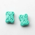 Detail van mintgroene hars beer kralen voor DIY sieraden maken met een gladde afwerking - Smaragd