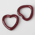 Détail macro de perles en cœur rouge vin avec trous pour la création de bijoux DIY - Rouge Brun