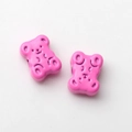 Macro-opname van roze beervormige kralen voor het maken van DIY-sieraden - Donkerroze