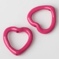 Makroaufnahme der hellrosa herzförmigen Legierungsperlen mit hochglänzender Lackierung - Fuchsia