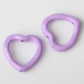Nahaufnahme der lila herzförmigen Perlen aus Legierung mit seitlichen Löchern für DIY-Schmuck - Lila