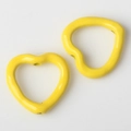 Vue macro de deux perles creuses en alliage jaune en forme de cœur pour bijoux DIY - Jaune Citron