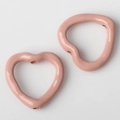 Nahaufnahme der rosa hohlen Herzperlen aus Legierung für DIY-Halsketten und Armbänder - Nude Rosa