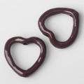 Detail von dunkelbraunen hohlen Herzperlen für DIY-Schmuck und Halsketten basteln - Braun