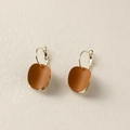 Boucles d'oreilles géométriques mates marron caramel avec crochets dorés - Café Foncé