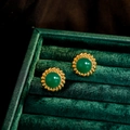 Nahaufnahme der Vintage-Ohrstecker aus grünem Achat mit goldenem gedrehtem Seilmetallrahmen - 18K Gold Grüner Achat