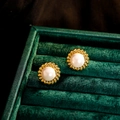 Vintage Blumen-Ohrstecker aus Gold mit großen weißen Perlen und edlen Wellenmustern - 18K Gold Weiße Künstliche Perle