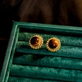 Vintage goldene Ohrstecker mit Tigerauge-Stein in einer grünen Samtbox - 18K Gold Tigerauge