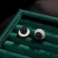 Vintage-Ohrstecker mit Achat und silberner Sonnenblume auf Samtschmuckkästchen - Dickes Silber Schwarzer Achat