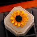 Exquisite Sonnenblumen-Brosche mit gelben Blütenblättern und schwarzer Textur auf einem Ständer - Sonnenblume (XZ082) / 18K Gold Orangegelb Schwarz