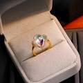 Anello floreale dorato con perla bianca, gemma viola e smalto blu su velluto - Anello aperto / Blu Chiaro & Bianco Perlato
