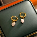 Créoles vintage dorées avec pendentifs cœurs en émail rose clair sur boîte à bijoux - Boucle d'oreille / Or 16K Blanc Nacré