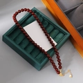 Collier rétro perles rouge foncé avec chaîne dorée réglable dans un plateau en velours - Or 18K 8# Perle Rouge Foncé