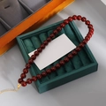 Collier de perles rouge foncé avec chaîne d'extension dorée sur présentoir velours - Or 18K 10# Perle Rouge Foncé