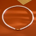 Collier élégant en perles blanches rondes avec fermoir magnétique doré sphérique - Style Long Perle Taille 6