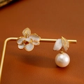 Boucles d'oreilles fleurs asymétriques, pétales émail blanc, feuilles cristal et perle - Or 18K Blanc Nacré