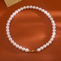 Élégant collier de perles blanches rondes avec fermoir magnétique doré sur fond en cuir - Style Long Perle Taille 10