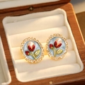 Boucles d'oreilles baroques ovales en émail bleu avec motif floral rouge et bord doré - Or 18K Bleu Clair Nacré (Tige en Argent 925)