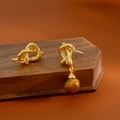 Boucles d'oreilles nœuds dorés avec pendentif perle marron asymétrique sur bois - Style Nœud Œil de Tigre / Or 18K Œil de Tigre (Tige Argent 925)