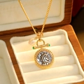 Collier médaille dorée vintage avec perle baroque et détail émail vert sur bois - Collier Pièce Or 18K Argent Antique avec Perle