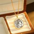Collier vintage avec pendentif en forme de pièce bicolore or et argent au style rétro - Collier Chaîne Torsadée Or 18K Argent Antique