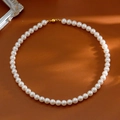 Collier de perles blanches classiques avec fermoir magnétique doré sur cuir chic - Style Standard Perle Taille 8