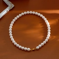 Collier élégant en perles blanches avec fermoir magnétique doré sur fond en cuir souple - Style Standard Perle Taille 10