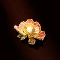 Squisita spilla a forma di peonia con petali sfumati rosa e perla centrale su velluto - Oro 18K Rosa