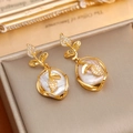 Pendientes de hoja dorada con perlas barrocas y circonitas en una caja de joyería - Chapado en oro 18K