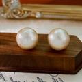 Boucles d'oreilles perles géantes champagne avec texture spirale sur socle bois - Perle de Coton Rose 16mm (Tige en Argent 925)