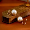 Boucles d'oreilles vintage dorées avec grandes perles rondes et gravure Star Field - Perle de Coton 12mm (Clip à Lettres)