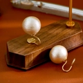 Boucles d'oreilles perles rétro surdimensionnées avec base dorée sur support bois - Perle de Coton 14mm (Clip à Lettres)