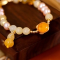 Bracelet rétro chinois avec perles roses, perle d'ambre et breloque gourde dorée - Style Perles en Verre Rose