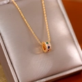 Gouden ketting met cilindervormige hanger met gekleurde zirkoon in een juwelendoosje - 16K Goud Elektroforese Meerkleurig (XL3822)