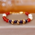 Bracelet ethnique en agate rouge, cristaux violets et perles blanches finition dorée - Style Perles Rouges