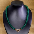 Collier double rang en calcédoine verte avec un fermoir doré scintillant et ajouré - Électrophorèse Or 18K Agate Verte (45 Collier)