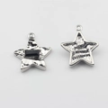 Detalle del colgante de estrella con piedra negra y textura de lava plateada - Negro-Plata