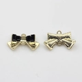 Detail der goldenen Schleife mit schwarzen Steinen und strukturierter Rückseite für DIY - Schwarz-Gold